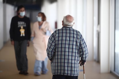 Un paciente pasea por las instalaciones del Hospital Enfermera Isabel Zendal, en Madrid.