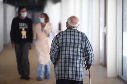 Un paciente pasea por las instalaciones del Hospital Enfermera Isabel Zendal, en Madrid.