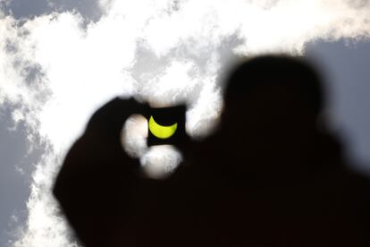 Eclipse solar visto em Sarajevo (Bósnia).