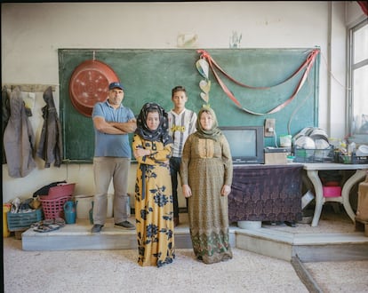 Esta familia también vive en la escuela de Hasake. Sus miembros se encargan de limpiar los paneles solares del edificio. En muchas partes de Siria, los edificios donde antes había centros educativos han sido destruidos, ocupados, dañados, o se han convertido en refugio para familias desplazadas, como en este caso.