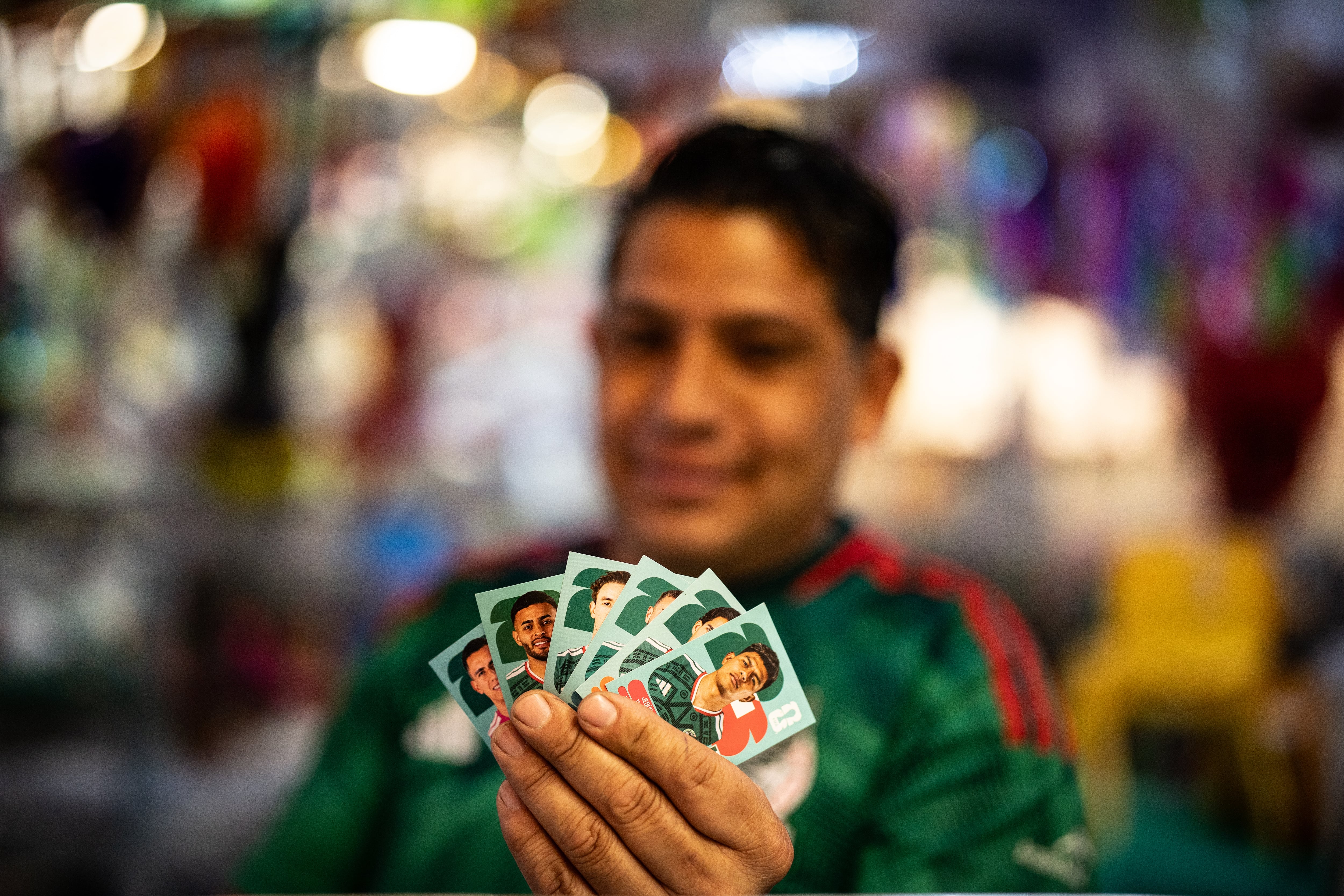 Juan Ruiz  muestra estampas de los jugadores de la selección mexicana en el comercio Navifiesta, ubicado en la alcaldía Cuauhtémoc de Ciudad de México, el 24 de junio de 2026.