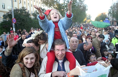 Una niña reclama caramelos durante la caravana de Sevilla.