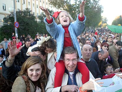 Una niña reclama caramelos durante la caravana de Sevilla.
