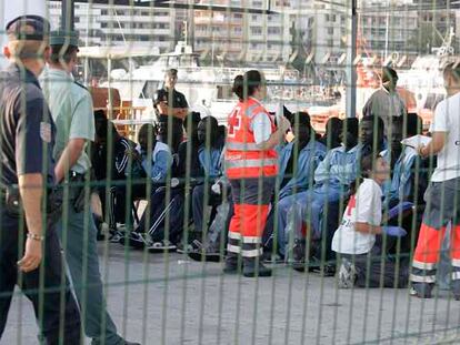Llegada de una barcaza al puerto de los Cristianos con 53 inmigrantes a bordo