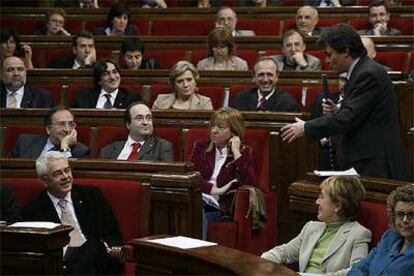 Artur Mas, a la derecha, se dirige a Pasqual Maragall, ayer, en el Parlamento catalán.