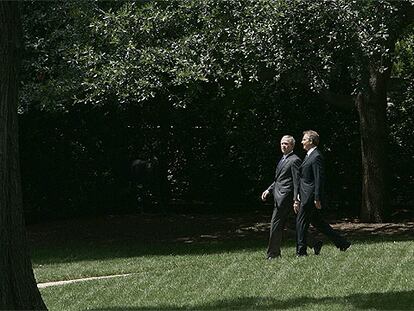 El presidente de EE UU, George W. Bush, y el primer ministro británico, Tony Blair, en los jardines de la Casa Blanca.