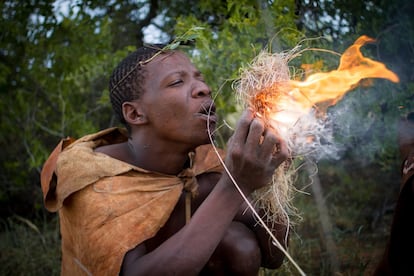 Tshamiie consigue hacer fuego con la ayuda de una piedra y un palo. Los bosquimanos han sido tradicionalmente una comunidad nómada de cazadores y recolectores, y saben sobrevivir perfectamente en plena naturaleza.