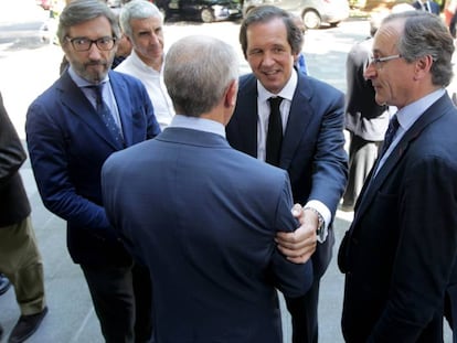El hijo de Ybarra, Emilio Ybarra, saluda a Josu Erkoreka, portavoz del Gobierno vasco, ante el presidente del PP vasco, Alfonso Alonso, y el lider del PP en Alava, Iñaki Oyarzabal.