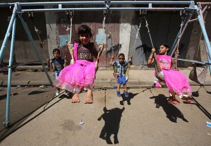 Niños iraquíes juegan en una calle de la Bagdad (Irak) el dia de la fiesta del sacrificio. 
