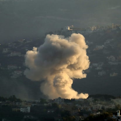 -FOTODELDÍA- Kfar Kila (Líbano), 02/10/2024.- Columna de humo tras un ataque israelí en la villa de Kafr Kila, en el sur del Líbano. EFE/STR
