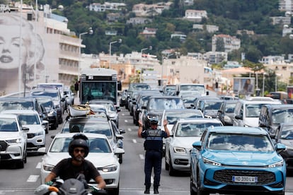 Un policía dirige el tráfico durante el apagón eléctrico en una calle Cannes (Francia), este sábado.