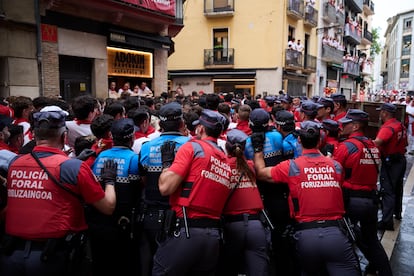 Agentes de la Policía Foral, en los momentos previos al encierro.