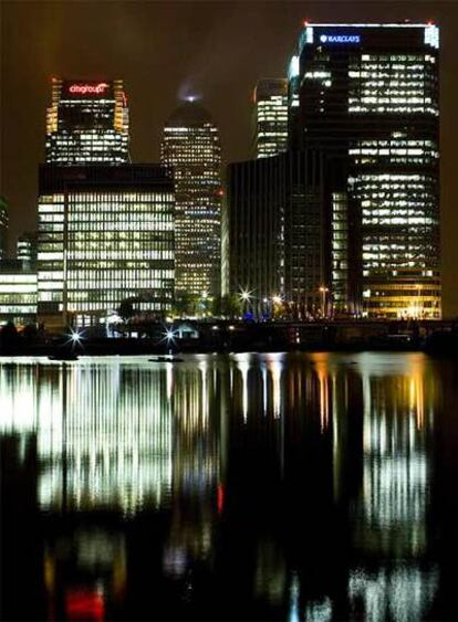Vista nocturna de Canary Wharf, en Londres, donde tienen sus oficinas los grandes bancos.