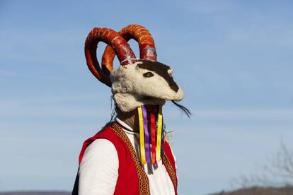 Un cabreiro portando la tradicional máscara de carnaval en un pueblo de Baixa Limia-Xurés, en Ourense.