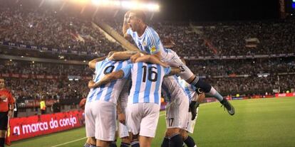 Los jugadores argentinos celebran el gol de Lavezzi