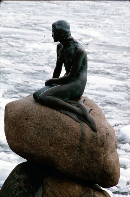 La Sirenita, estatua inspirada en el personaje del cuento de Hans Christian Andersen, y símbolo de Copenhague.