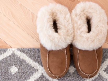 Artículo de EL PAÍS Escaparate sobre unas zapatillas de estar por casa de Skechers para mujer que arrasan en Amazon.