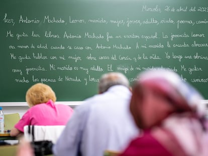 Rosario (con camiseta rosa) está aprendiendo a escribir y a leer en el Centro de Educación de Personas Adultas Entrevías, en Madrid.