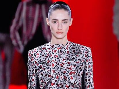 Rojo, blanco y negro: la tríada cromática de Haider Ackermann