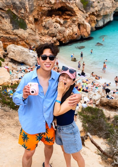 Sawehan Kim, surcoreano de 29 años junto a su novia, Hyen Lee, de 35, en Caló d’es Moro, en Mallorca.