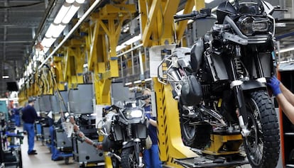 Trabajadores en una cadena de montaje de una fábrica de motocicletas.