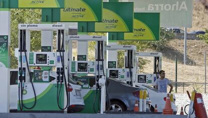 Un hombre reposta en una gasolinera de Madrid. EFE/Archivo