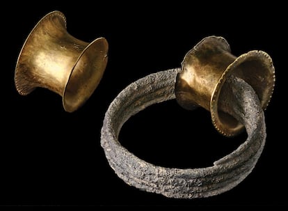 Tapones de oro de lóbulo de oreja de la tumba 38 de La Almoloya.
