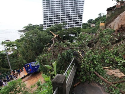 Ônibus atingido por um deslizamento de terra na zona sul do Rio de Janeiro, após uma tempestade da noite desta quarta-feira.