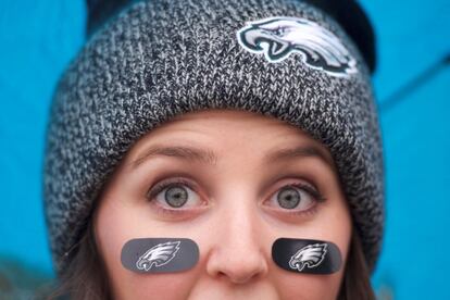 Una mujer con el rostro pintado frente al Museo de Arte de la ciudad de Filadelfia, horas antes de que comience la Super Bowl.