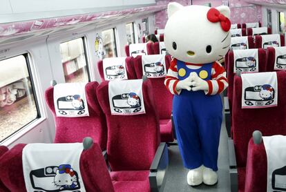 Un artista vestido de Hello Kitty dentro del tren decorado como los díbujos en el viaje inagural del tren entre Taipei a Taitung.