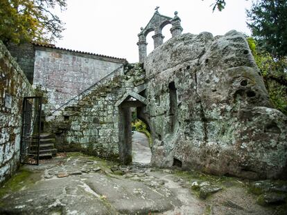 Una de las rutas de acceso del monasterio de San Pedro de Rocas (Ourense) a finales de noviembre.