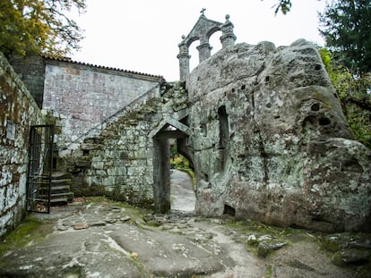 Una de las rutas de acceso del monasterio de San Pedro de Rocas (Ourense) a finales de noviembre.