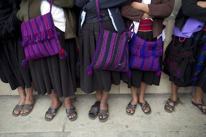 Mujeres tzotziles esperan durante la fría mañana la visita del papa Francisco en San Cristóbal de las Casas, Chiapas, sureste de México.