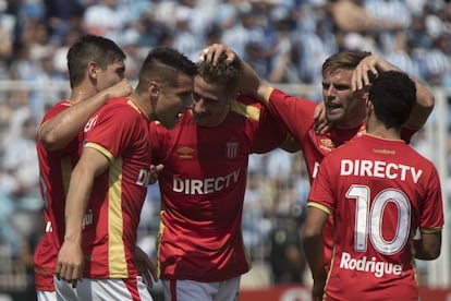 Los jugadores de Estudiantes celebran uno de los goles de Auzqui.