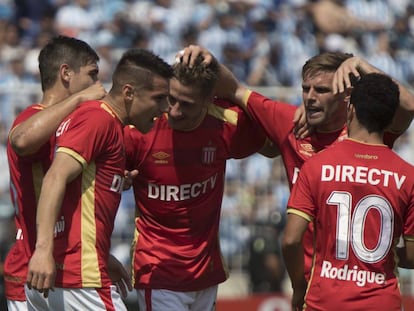 Los jugadores de Estudiantes celebran uno de los goles de Auzqui.