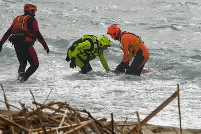 Personal de rescate recupera un cuerpo de un migrante en  una playa de Steccato di Cutro. 