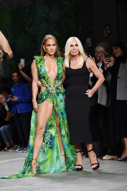 Jennifer Lopez, con el vestido viral y Donatella Versace en 2019.