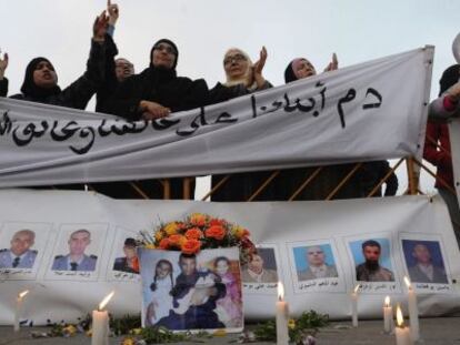 Familiares de los agentes marroqu&iacute;es asesinados, en Rabat.