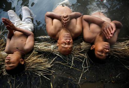 Algunos devotos hindúes oran sumergiéndose en el río Hanumante durante el festival Swasthani Brata Katha, en Bhaktapur (Nepal).