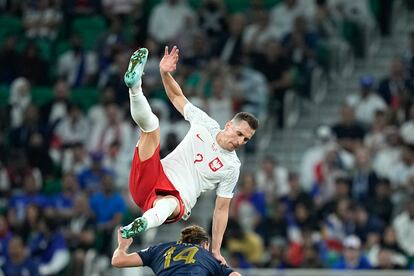 El polaco Arkadiusz Milik salta sobre la espalda del francés Adrien Rabiot.  