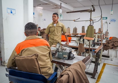 Hombres trabajan en el salón de confección de la colonia penitenciaria de Acacías, Meta, el 3 de mayo de 2024.