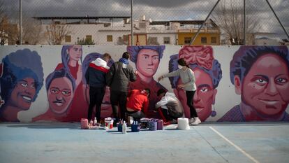 Cuatro chicos y una chica dan los últimos retoques al mural en su instituto de Puente Genil.