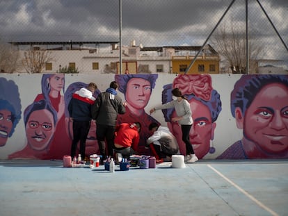 Cuatro chicos y una chica dan los últimos retoques al mural en su instituto de Puente Genil.