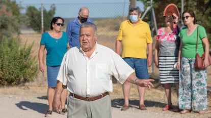 Manuel Navas, delante, y otros afectados por el uranio de la planta de Andújar (Jaén), el 7 de julio.