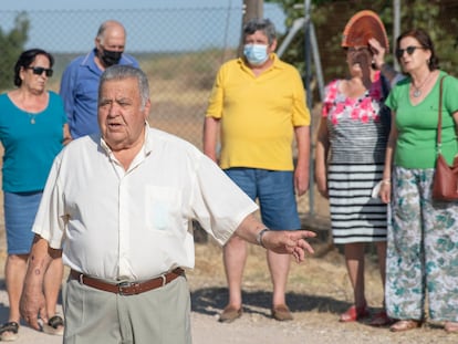 Manuel Navas, delante, y otros afectados por el uranio de la planta de Andújar (Jaén), el 7 de julio.