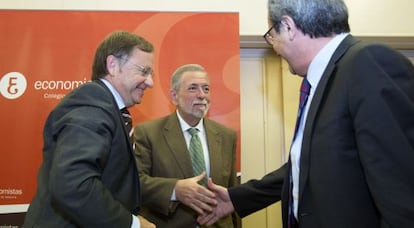 El consejero de Hacienda, Juan Carlos Moragues, junto al secretario de Estado de Administraciones P&uacute;blicas, Antonio Beteta (centro). 