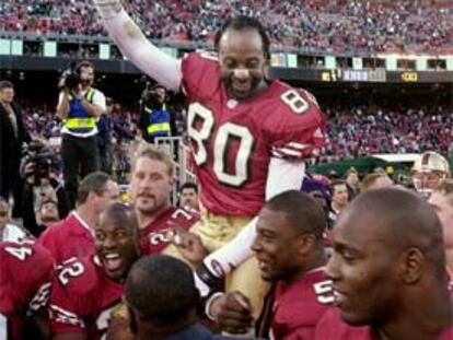 Jerry Rice es paseado a hombros por sus compañeros tras su último partido con el San Francisco, en 2000.