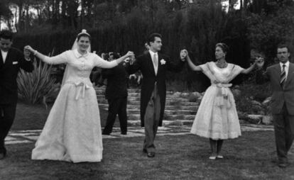 Ballada de sardanes a la platja el Castell, al casament de Margarida Puig Gabarró, amb un vestit de Balenciaga.