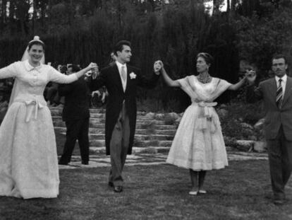 Ballada de sardanes a la platja el Castell, al casament de Margarida Puig Gabarró, amb un vestit de Balenciaga.