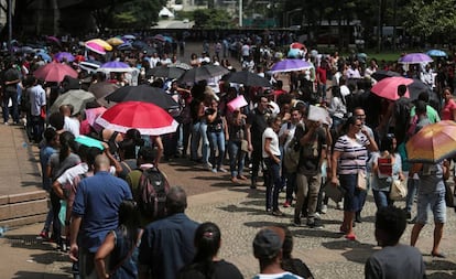 Segundo dados do Sindicato dos Comerciários de São Paulo, mais de 15.000 pessoas estiveram na fila em busca de uma entrevista de emprego no mutirão organizado pela Prefeitura na terça-feira, 26 de março, no Vale do Anhangabaú, centro da capital. 1.200 pessoas foram atendidas na terça, e o resto pegou senhas para terem o atendimento dividido entre os dias seguintes. O mutirão está previsto para acontecer até quinta-feira, dia 4 de abril.